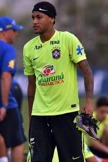Closer Look Neymar Shows Off Camouflaged Nike Hypervenom Boots